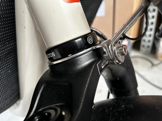 Halter Frontscheinwerfer Bullitt